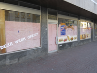908387 Gezicht op de dichtgeplakte winkelpui van bakkerij-lunchroom Marhaba (Lange Jansstraat 3) te Utrecht, die ...